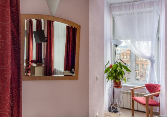 SUITE: двухместный номер с большой кроватью и балконом в центре Петербурга – отель Октавиана 11