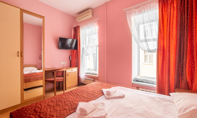 DOUBLE: двухместный номер с двуспальной кроватью в центре Петербурга – отель Октавиана 10