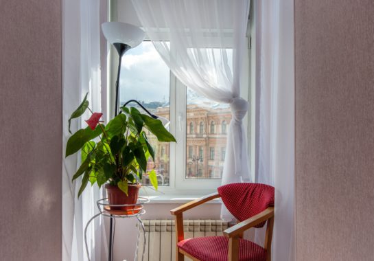 SUITE: двухместный номер с большой кроватью и балконом в центре Петербурга – отель Октавиана 10